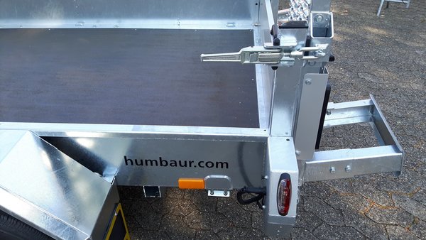 Humbaur - HS 303016, Baumaschinen-Transporter, 3.000kg, 3,0x1,6x0,27m, Alu-Steckwand, Schaufelablage